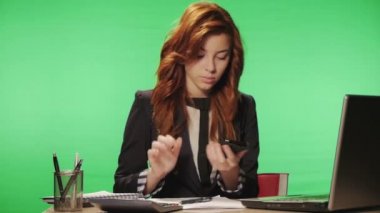 İş kadını telefonda konuşuyor.