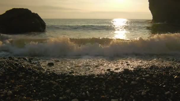 Steniga havsstrand på sunset — Stockvideo