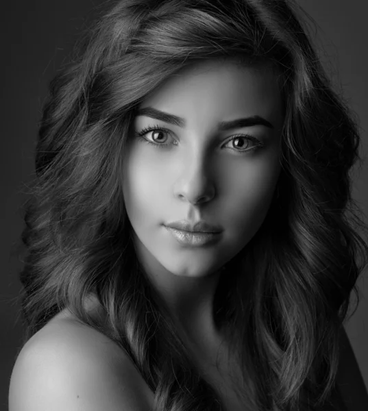 Retrato de uma menina com cabelo comprido — Fotografia de Stock