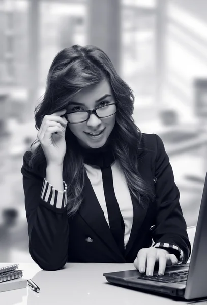 Young woman secretary at work at the office — Stock Photo, Image