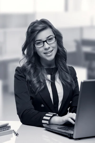 Young woman secretary at work at the office — Stock Photo, Image