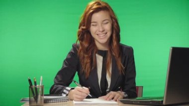 (Yeşil ekran, Alfa ofiste çalışan iş kadın)