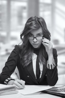 Genç kadın Sekreter ofiste iş başında