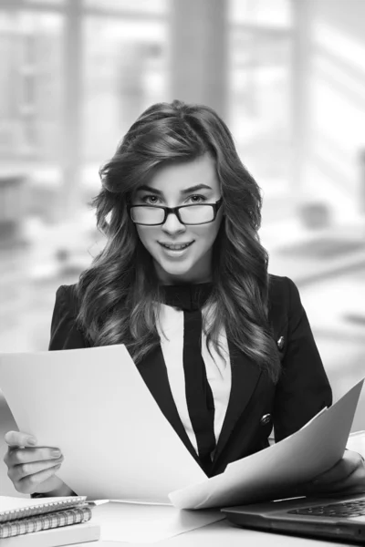 Young woman secretary at work at the office — Stock Photo, Image