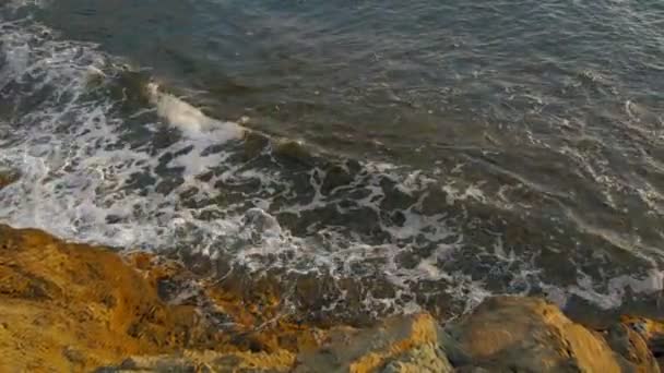 Plage de la mer en tempête 