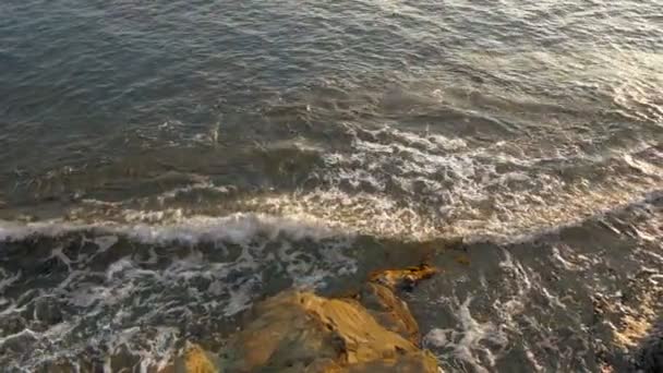 Παραλία στη θάλασσα σε καταιγίδα — Αρχείο Βίντεο