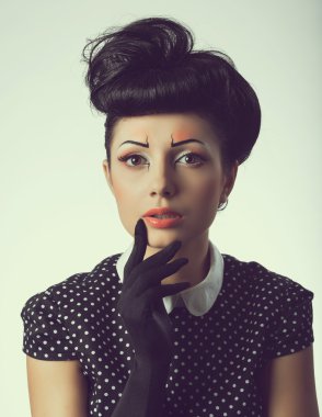 Moda stil genç esmer kız portresi