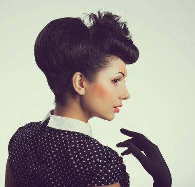 Moda stil genç esmer kız portresi