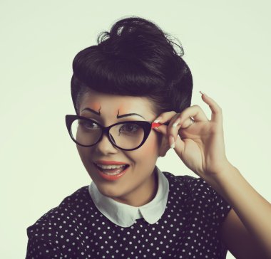 Moda stil genç esmer kız portresi