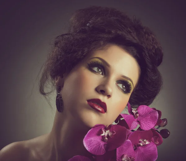 Portrait of young brunette girl in fashion style — Stock Photo, Image