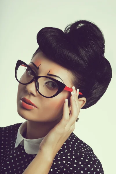 Portrait of young brunette girl in fashion style — Stock Photo, Image