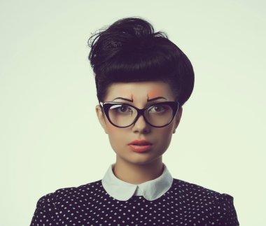 Moda stil genç esmer kız portresi