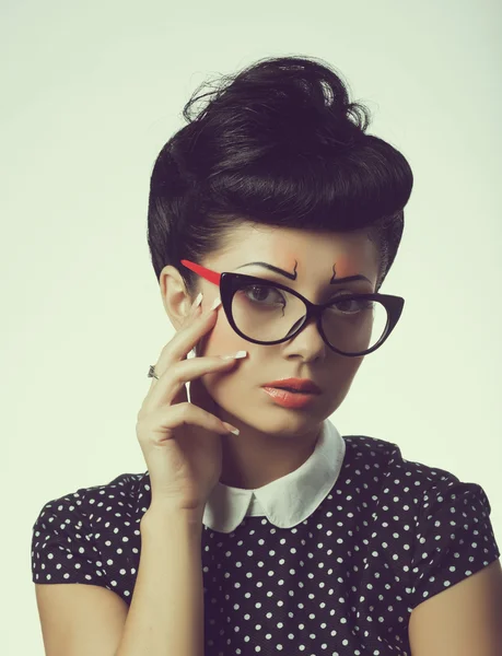 Portrait of young brunette girl in fashion style — Stock Photo, Image