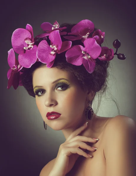 Portrait of young brunette girl in fashion style — Stock Photo, Image