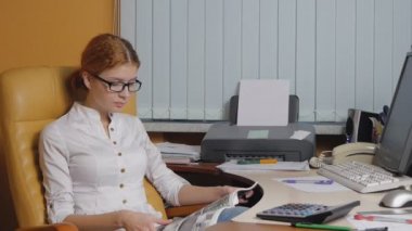 ofiste çalışan iş kadın