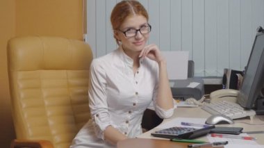 ofiste çalışan iş kadın