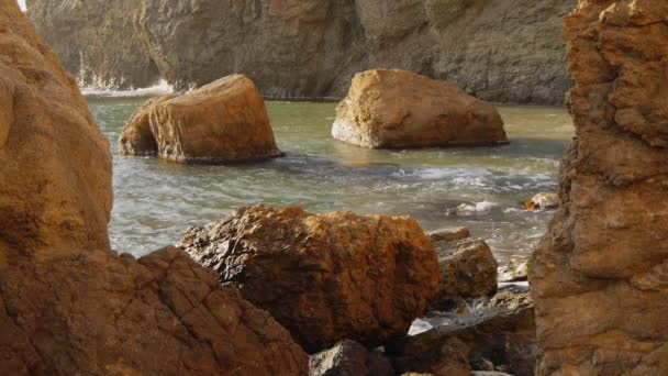 Playa de mar en tormenta — Vídeo de stock