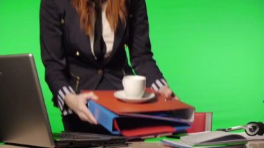 (Yeşil ekran, Alfa ofiste çalışan iş kadın)