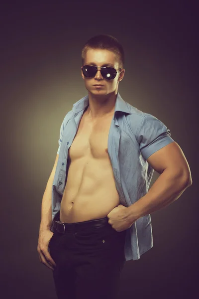 Healthy muscular young man  posing in studio — Stock Photo, Image