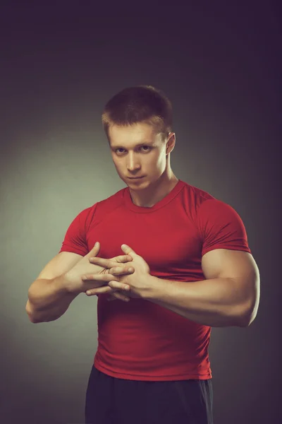 Healthy muscular young man  posing in studio — Stock Photo, Image