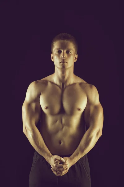 Healthy muscular young man  posing in studio — Stock Photo, Image