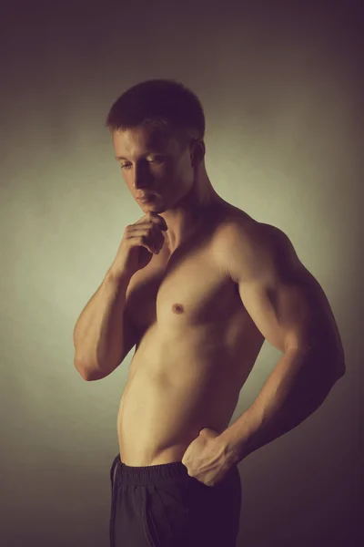 Saludable musculoso joven posando en estudio —  Fotos de Stock