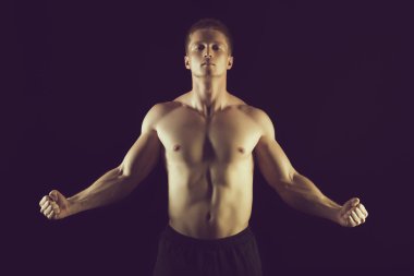 sağlıklı kas genç adam stüdyoda poz