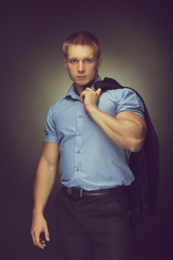 sağlıklı kas genç adam stüdyoda poz