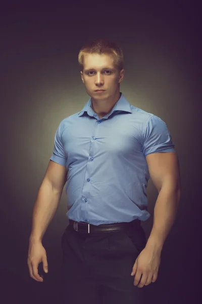 Healthy muscular young man  posing in studio — Stock Photo, Image