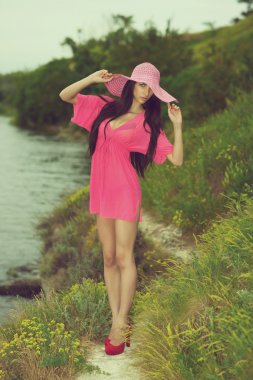 Genç kız bir mayo niteliğine