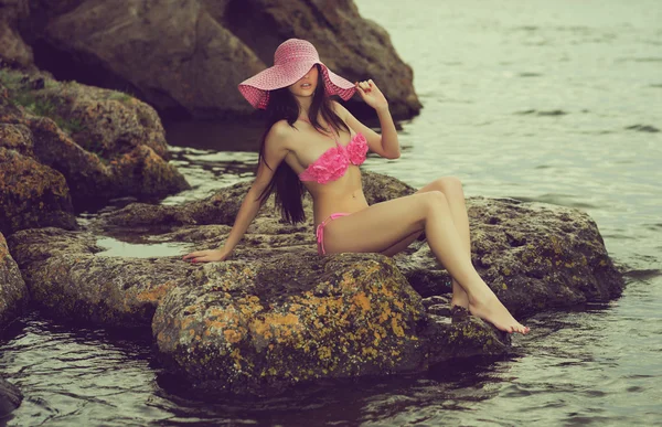 Girl in  swimsuit on the rocks — Stock Photo, Image