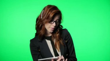 (Yeşil ekran, Alfa ofiste çalışan iş kadın)