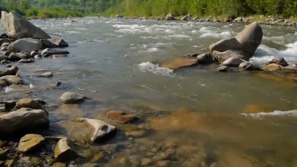 Şelale, nehir, dağlar, doğa. — Stok video