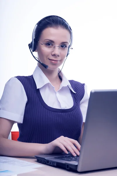 Secretaria joven en el trabajo en la oficina —  Fotos de Stock