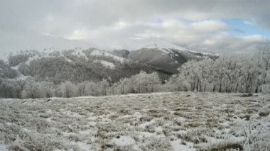Dağlarda kış manzarası