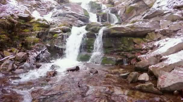Водопад в горах — стоковое видео