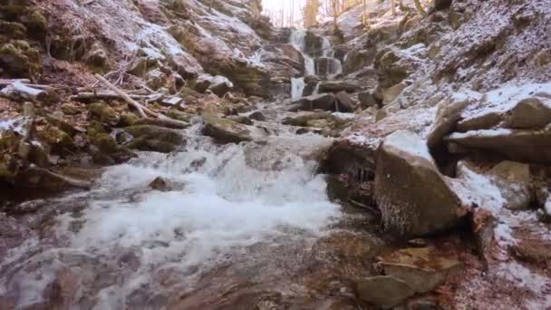 Vízesés a hegyekben — Stock videók