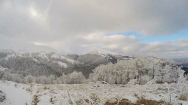 Dağlarda kış manzarası