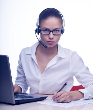 İş kadını telefonda konuşuyor.