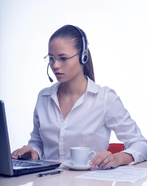 Femme d'affaires parlant au téléphone — Photo