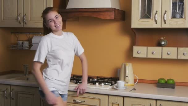 Девушка флиртует на кухне — стоковое видео