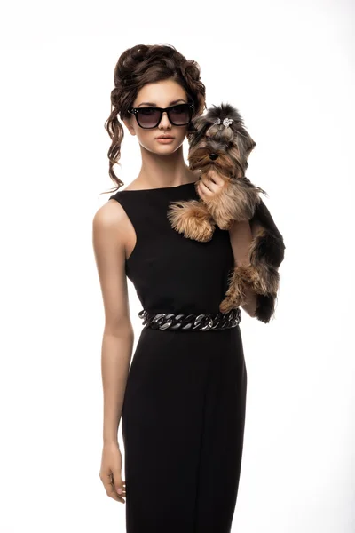 Ragazza di moda e cane Yorkshire — Foto Stock