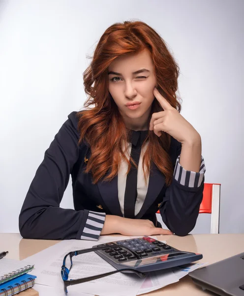 Fiatal titkárnő a munkahelyén — Stock Fotó