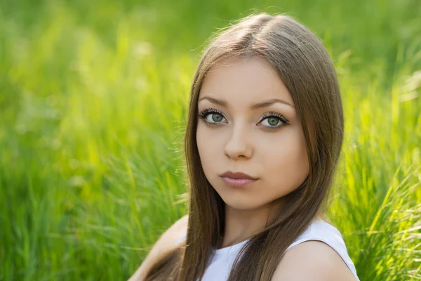 Young girl on  nature — Stock Photo, Image