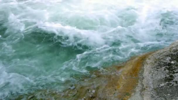 Горная река весной — стоковое видео