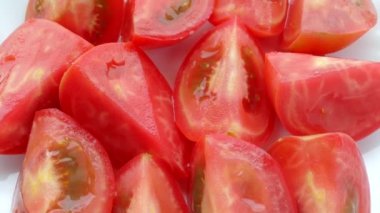 Domates. Bütün ve yarı izole