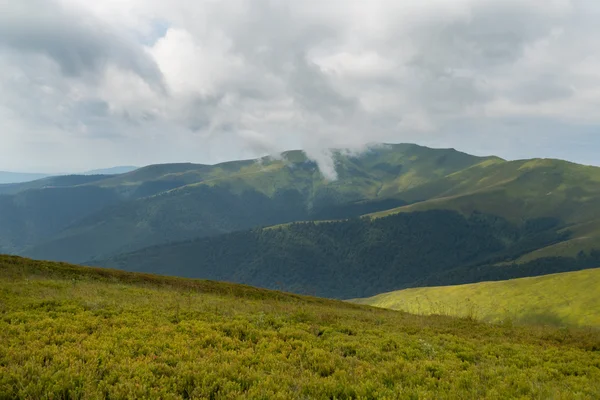 Paisagem com nuvens nas montanhas Imagens De Bancos De Imagens