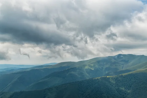 Paisagem com nuvens nas montanhas Fotos De Bancos De Imagens