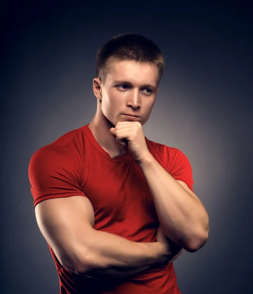 Gesunder muskulöser junger Mann — Stockfoto