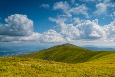Bulutlar dağ ile manzara